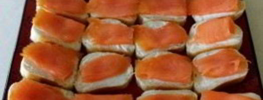 бутерброды с красной рыбой и огурцом. Шаг 4