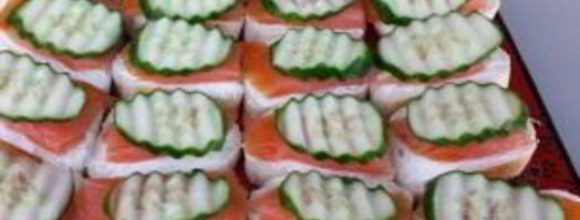 бутерброды с красной рыбой и огурцом. Шаг 5