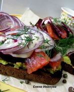 Бутерброды с лососем, свеклой и авокадо
