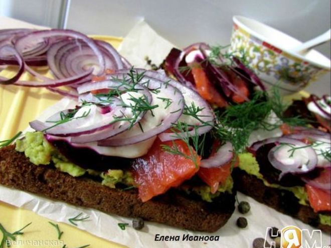 Рецепт бутербродов с лососем, свеклой и авокадо