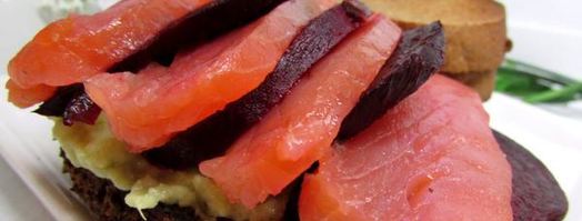 бутерброды с лососем, свеклой и авокадо. Шаг 7