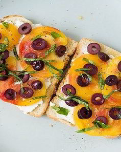 Бутерброды с маслинами, помидорами и сыром