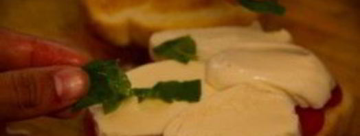 бутерброды с моцареллой. Шаг 2