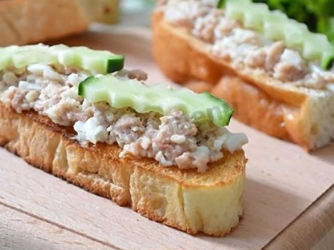 Рецепт бутербродов с печенью трески, огурцом, яйцами