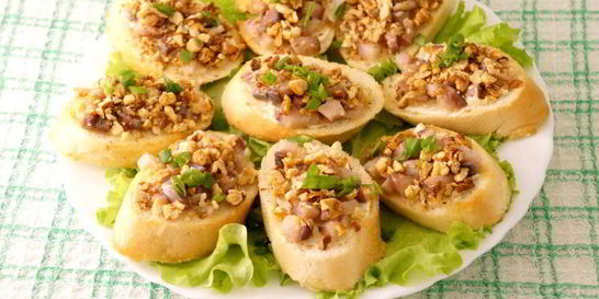 Бутерброды с сельдью и орехами