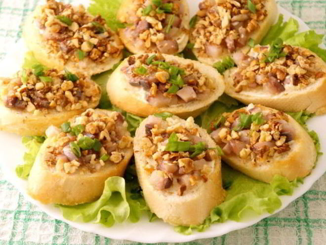 Рецепт бутербродов с сельдью и орехами