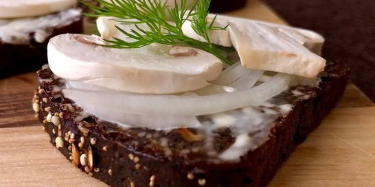 Бутерброды с сырыми шампиньонами