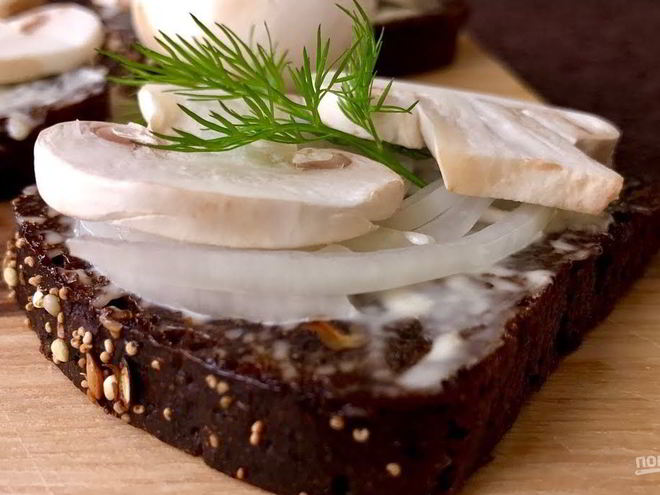 Рецепт бутербродов с сырыми шампиньонами