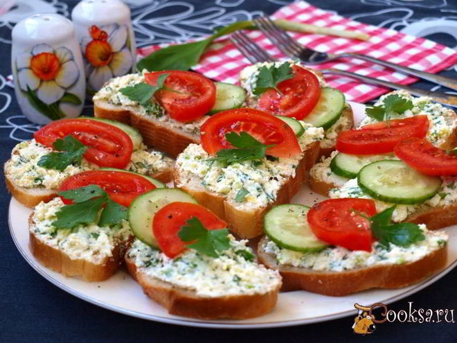 Рецепт бутербродов с творогом, яйцом и черемшой