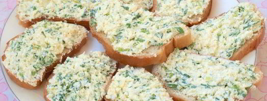 бутерброды с творогом, яйцом и черемшой. Шаг 3