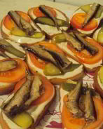 Бутерброды со шпротами и помидорами