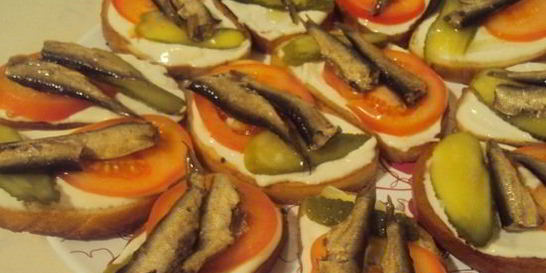 Бутерброды со шпротами и помидорами