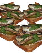 Бутерброды со шпротами и соленым огурцом