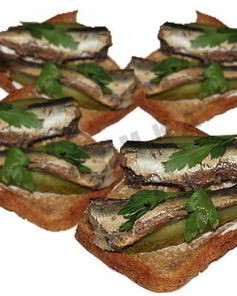 Бутерброды со шпротами и соленым огурцом