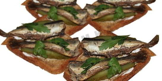 Бутерброды со шпротами и соленым огурцом