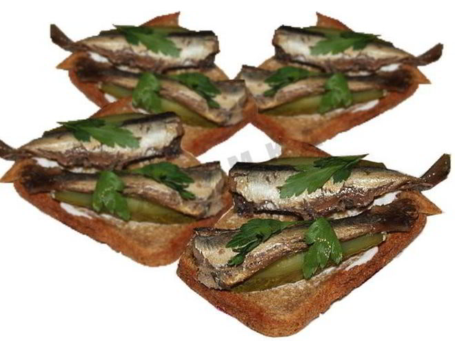 Рецепт бутербродов со шпротами и соленым огурцом
