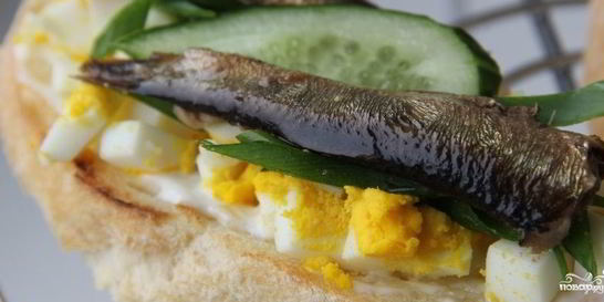 Бутерброды со шпротами, яйцом и огурцом