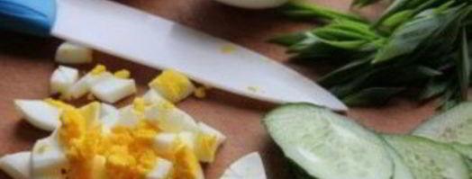 бутерброды со шпротами, яйцом и огурцом. Шаг 2