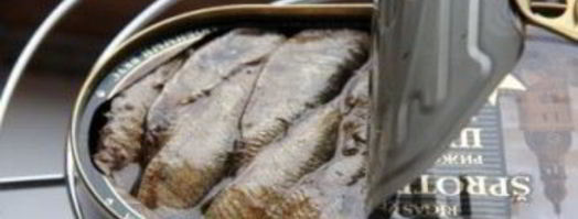 бутерброды со шпротами, яйцом и огурцом. Шаг 3