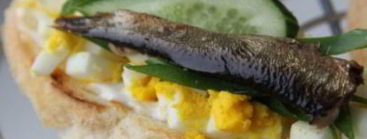 бутерброды со шпротами, яйцом и огурцом. Шаг 4