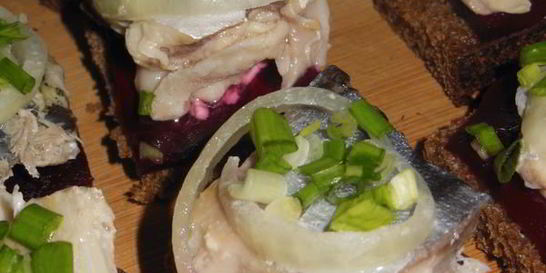 Бутерброды со скумбрией быстрого домашнего посола