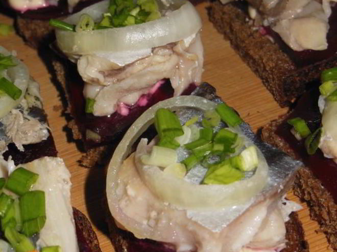 Рецепт бутербродов со скумбрией быстрого домашнего посола