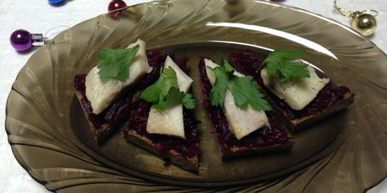 Бутерброды со свеклой и селедкой