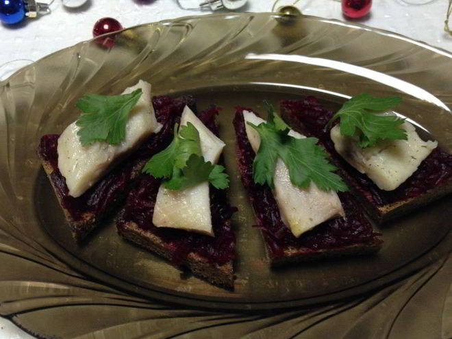 Рецепт бутербродов со свеклой и селедкой