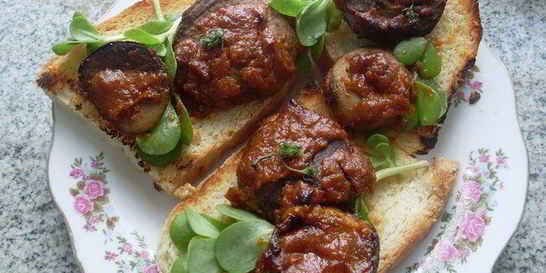 Горячие бутерброды из домашнего хлеба с грибами