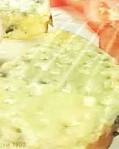 Горячие бутерброды с анчоусным маслом