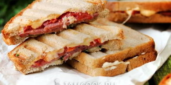 Горячие бутерброды с колбасой, сыром и помидорами