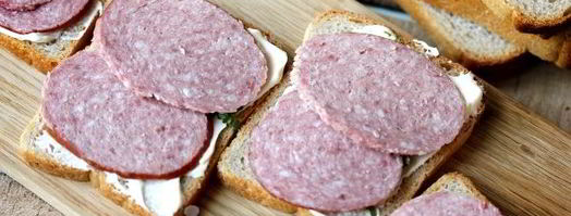 горячие бутерброды с колбасой, сыром и помидорами. Шаг 3