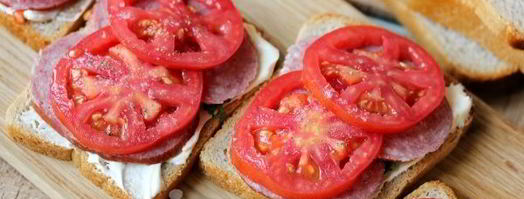 горячие бутерброды с колбасой, сыром и помидорами. Шаг 4