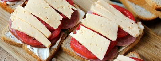 горячие бутерброды с колбасой, сыром и помидорами. Шаг 5