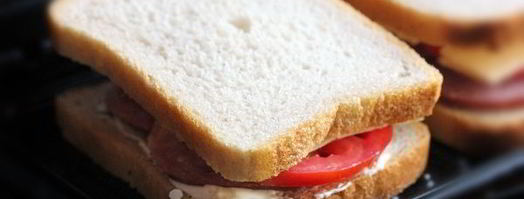 горячие бутерброды с колбасой, сыром и помидорами. Шаг 6