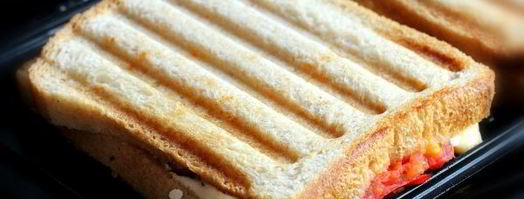 горячие бутерброды с колбасой, сыром и помидорами. Шаг 7