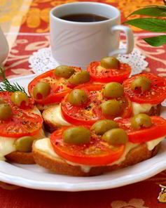 Горячие бутерброды с помидорами и моцареллой