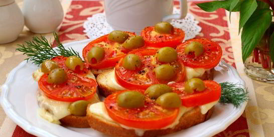 Горячие бутерброды с помидорами и моцареллой