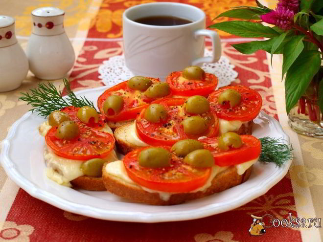 Рецепт горячих бутербродов с помидорами и моцареллой
