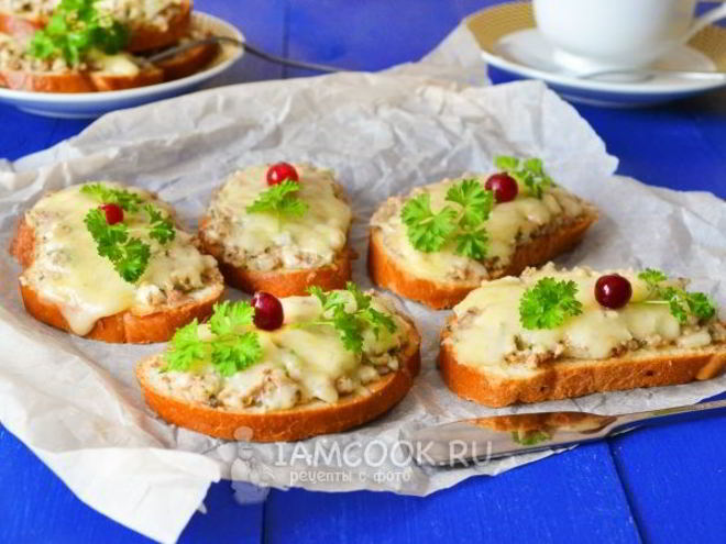 Рецепт горячих бутербродов с сайрой