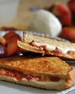 Горячие бутерброды с сыром и помидорами