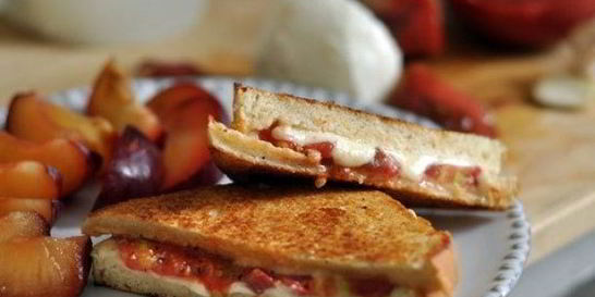 Горячие бутерброды с сыром и помидорами