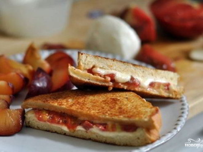 Рецепт горячих бутербродов с сыром и помидорами