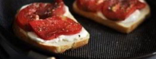 горячие бутерброды с сыром и помидорами. Шаг 3