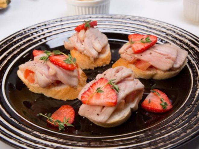 Рецепт горячих бутербродов с тунцом и помидорами