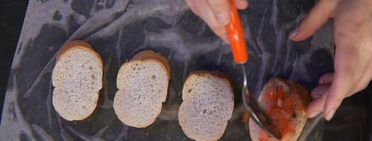 горячие бутерброды с тунцом и помидорами. Шаг 3