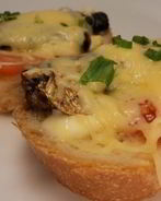 Горячие бутерброды со шпротами и сыром