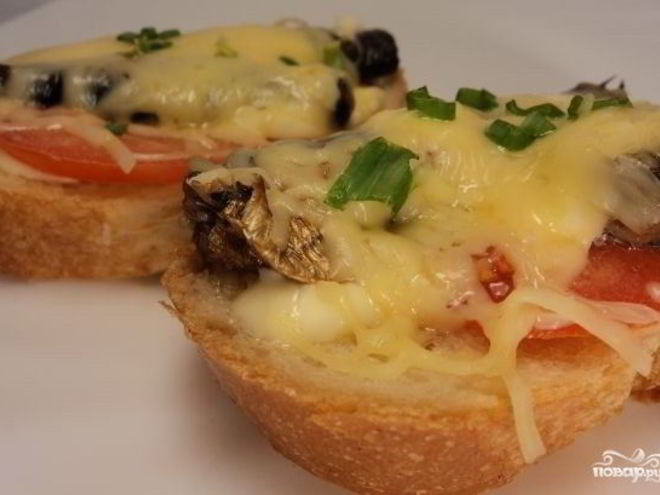 Рецепт горячих бутербродов со шпротами и сыром