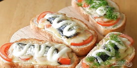 Горячие бутерброды со шпротами, помидорами и сыром