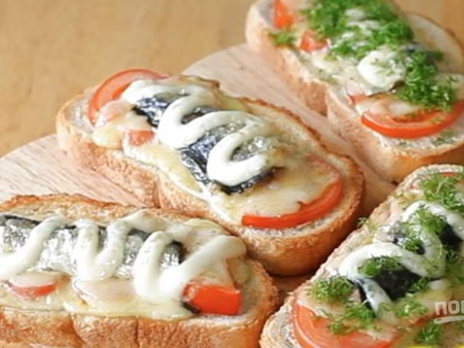 Рецепт горячих бутербродов со шпротами, помидорами и сыром